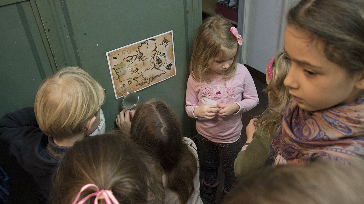 Kinder und Jugendliche zu Besuch im Geheimen Staatsarchiv Preußischer Kulturbesitz (öffnet Vergrößerung des Bildes)