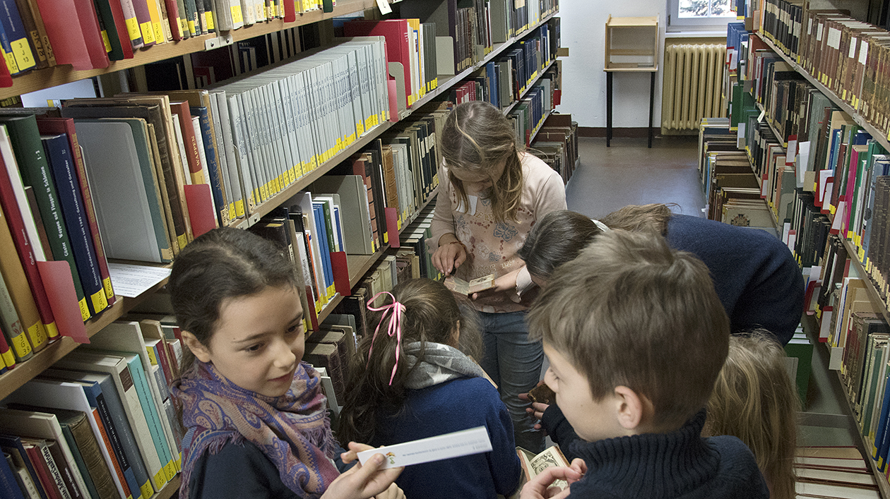 Kinder und Jugendliche zu Besuch im Geheimen Staatsarchiv Preußischer Kulturbesitz (öffnet Vergrößerung des Bildes)