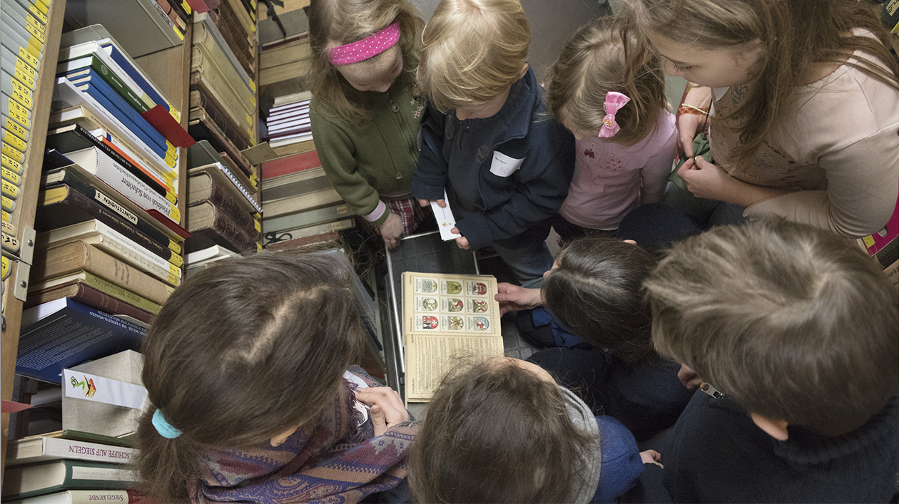 Kinder und Jugendliche zu Besuch im Geheimen Staatsarchiv Preußischer Kulturbesitz (öffnet Vergrößerung des Bildes)