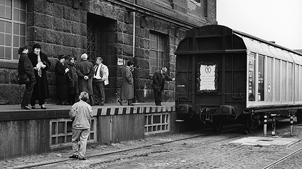 Ankunft des ersten Eisenbahnwaggons mit Archivalien aus Merseburg im Westhafen