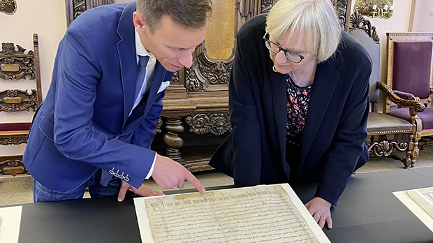 GStA-Archivar Johannes Götz und Ulrike Höroldt, Direktorin des Geheimen Staatsarchivs Preußischer Kulturbesitz, begutachten eine der Urkunden vor der Rückgabe. Foto: SPK / Müchler