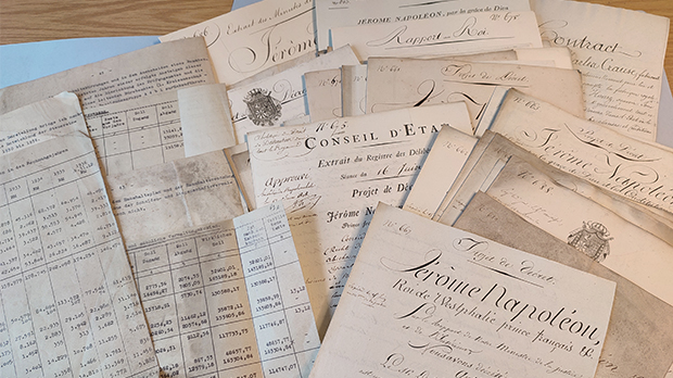 Unterschiedliche Unterlagen in der entdeckten Archivmappe Unterschiedliche Unterlagen in der entdeckten Archivmappe